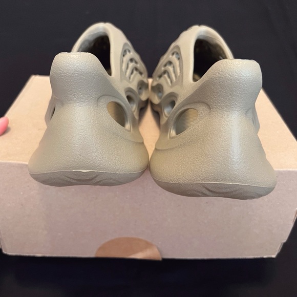 NIB Yeezy Foam Runner Sage Stone Taupe Size 9 Men main image 5